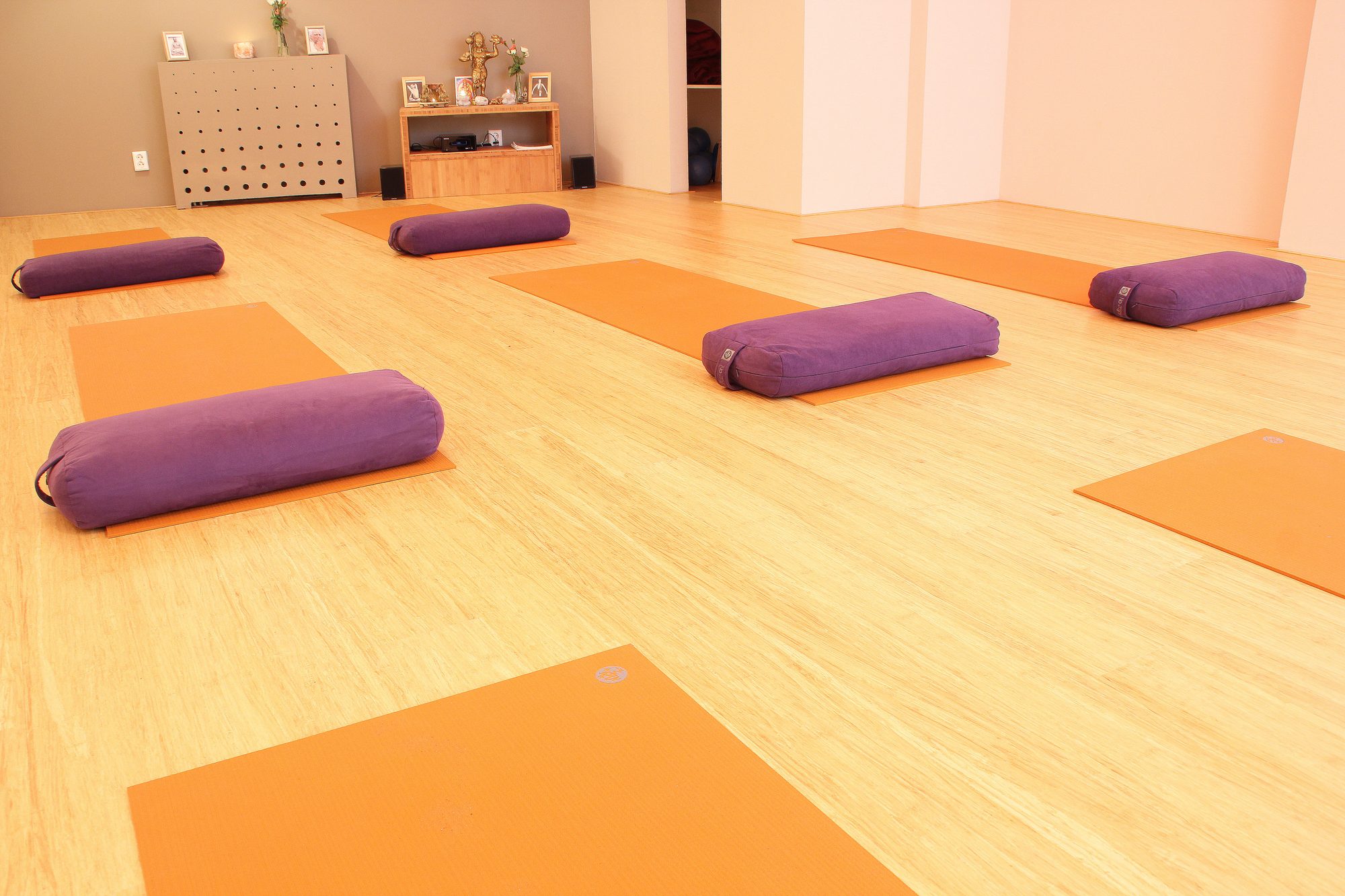 Thrive Oost: knusse studio met oranje matten en paarse bolsters