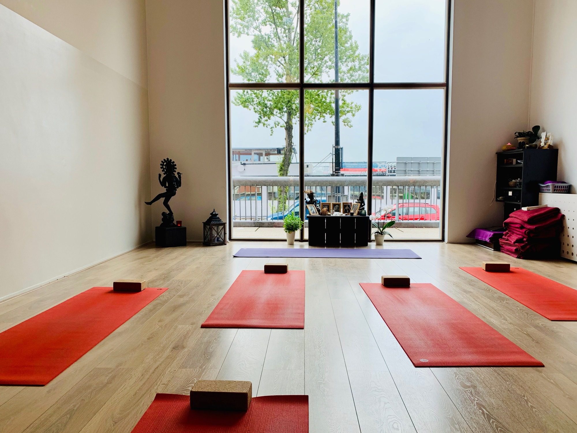 Thrive Zeeburg: lichte yogastudio met grote ramen en uitzicht over het water